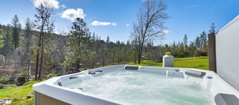 Waterfront Mariposa Hideaway: Hot Tub & Mtn Views!