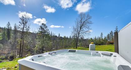 Waterfront Mariposa Hideaway: Hot Tub & Mtn Views!