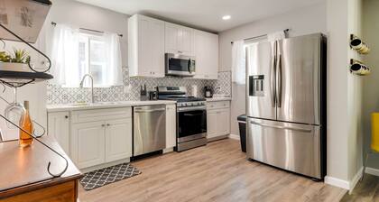 Waterfront Mariposa Hideaway: Hot Tub & Mtn Views!