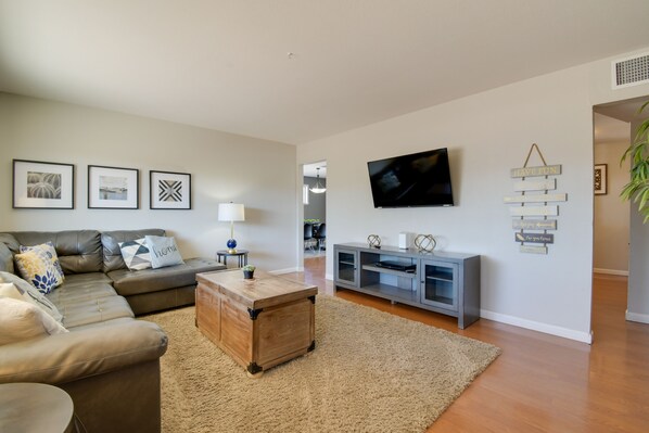 Maison (3 Bedrooms) | Coin séjour | Télévision, table de tennis de table