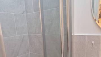 Studio | Bathroom | Shower, towels