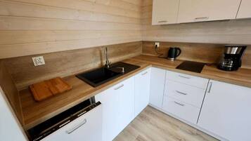 Réfrigérateur, plaque de cuisson, lave-vaisselle, cafetière/bouilloire