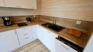 Réfrigérateur, plaque de cuisson, lave-vaisselle, cafetière/bouilloire