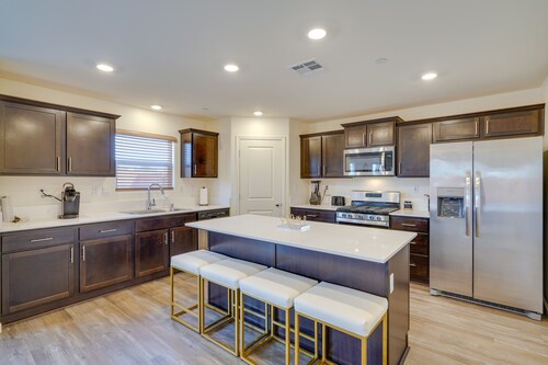 Family-friendly Riverbank Retreat: Close to Parks!