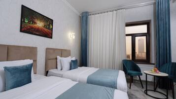 Kamar Twin Standar | Brankas, meja kerja, ruang kerja ramah laptop, dan setrika/meja setrika