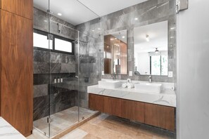 Dusche, Haartrockner, Handtücher, Toilettenpapier