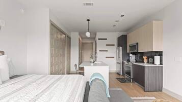 Een strijkplank/strijkijzer, wifi, beddengoed