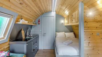 1 bedroom, bed sheets