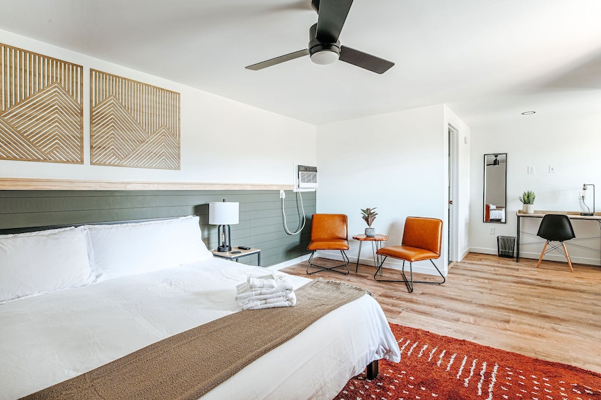 Grey Pine Lodge | King Deluxe | Best Location & Amenities! - Blacksburg, VA