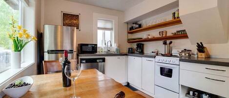 Jääkaappi, mikroaaltouuni, uuni, liesi