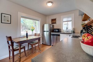 Kjøleskap, mikrobølgeovn, ovn og kokeplater