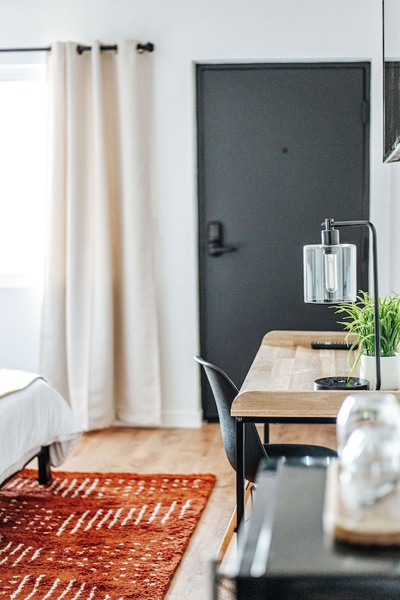 Grey Pine Lodge | Queen/queen | Best Location & Amenities! - Blacksburg, VA