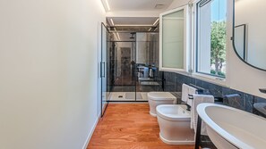 Douche, sèche-cheveux, bidet, serviettes fournies