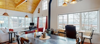 Quintessential wilderness retreat with mtn views & kayaks - dog-friendly