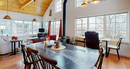 Quintessential wilderness retreat with mtn views & kayaks - dog-friendly