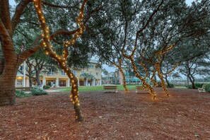 Property grounds - Enchanting & modern waterfront condo just steps to the beach, pools & hot tubs (Panama City Beach)