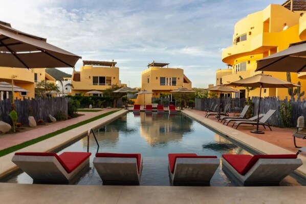 Una piscina al aire libre