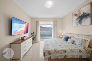 4 dormitorios, tabla de planchar con plancha, cuna de viaje