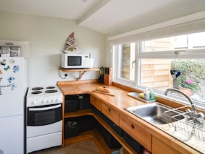 Fridge, electric kettle, toaster, cookware/dishes/utensils - Marnie's Rest (Lyme Regis)