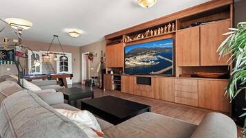 TV connectée, cheminée, table de tennis de table