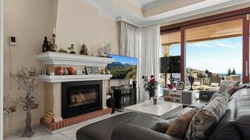 Een smart-tv, een open haard en een tafeltennistafel