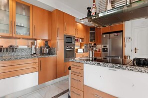 Kjøleskap, mikrobølgeovn, ovn og kokeplater