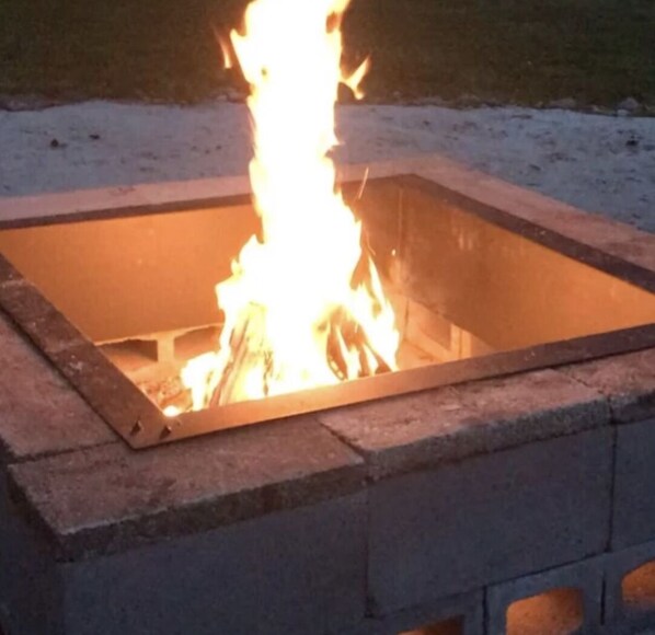 Una chimenea cuadrada con llamas.