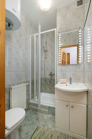 Apartment, 2 Schlafzimmer, Balkon, Bergblick | Badezimmer | Dusche, kostenlose Toilettenartikel, Handtücher, Toilettenpapier