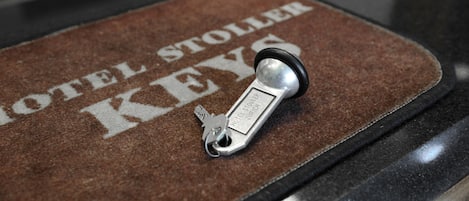 A hotel key holder with a key and a sign that reads "HOTEL STOLER KEYS".