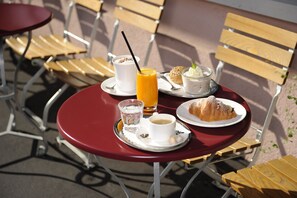 Daily full breakfast (CHF 28 per person)