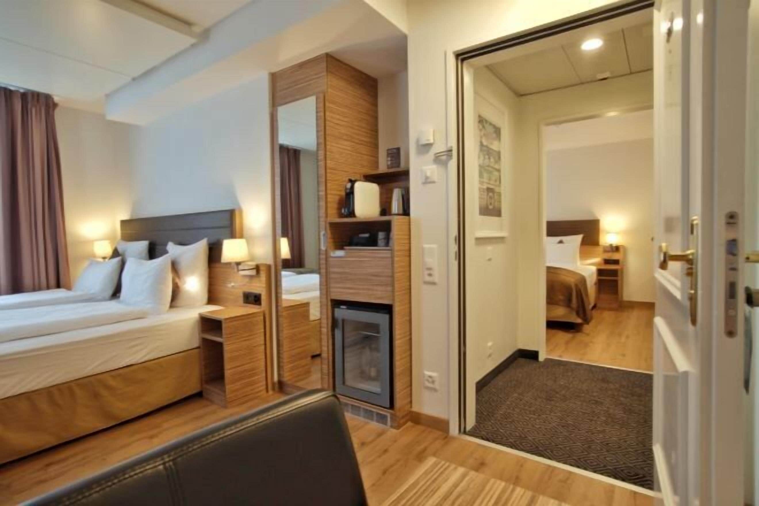 エジプト綿のシーツ、高級寝具、セレクト コンフォート製ベッド、ミニバー (無料)