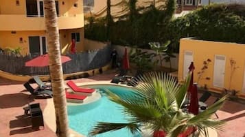 Una piscina al aire libre