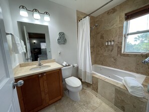 Tina de hidromasaje, secadora de cabello, toallas, jabón 