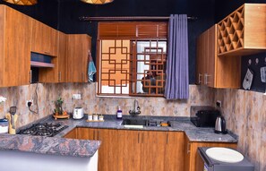 Kühlschrank, Mikrowelle, Herdplatte, Wasserkocher