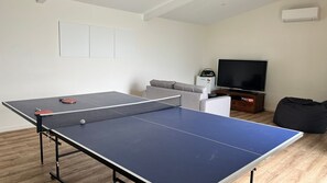 Téléviseur connecté, lecteur de DVD, table de ping-pong