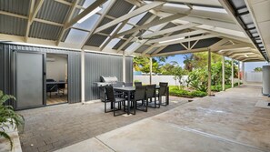 Outdoor dining - Sea Whisper - 6 Guinea Place (Carrickalinga)