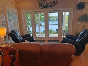 Een smart-tv, een open haard, een dvd-speler en tafelvoetbal