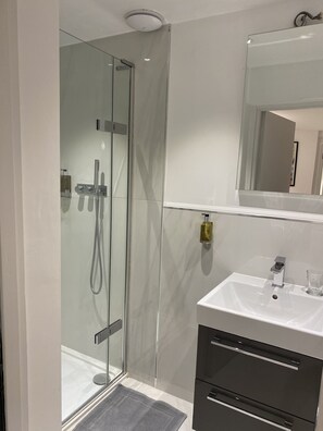 Dusch, hårtork, handdukar och tvål