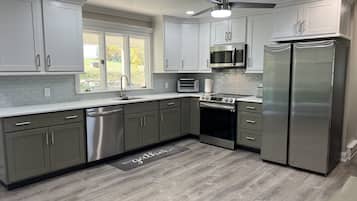 Geladeira, micro-ondas, fogão, cooktop