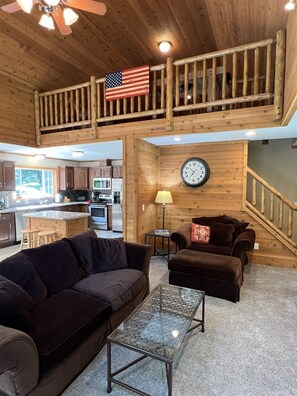 テレビ、暖炉、テーブルサッカー台