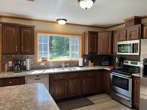 冷蔵庫、電子レンジ、オーブン、コンロ