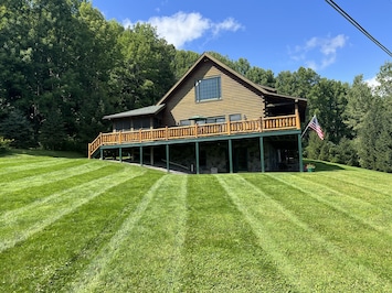 King Cabin view from huge side lawn access the house from the lower level or the side deck.