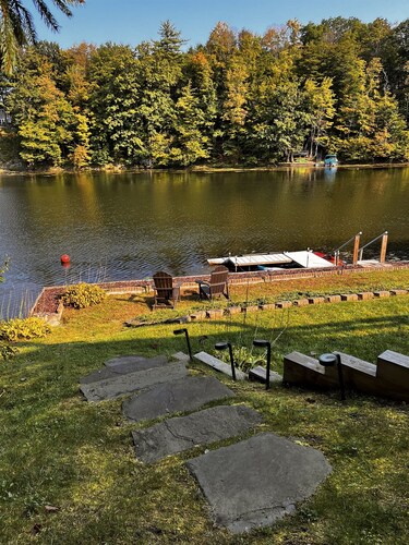 Lakeshore Lodge - Kayaks, deck, updated decor, near both parks