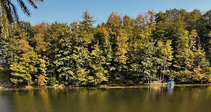 Lakeshore Lodge - Kayaks, deck, updated decor, near both parks