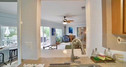 Stylish Sebring House – Across from Lake Jackson & close to the Downtown Circle