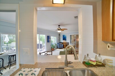Stylish Sebring House – Across from Lake Jackson & close to the Downtown Circle