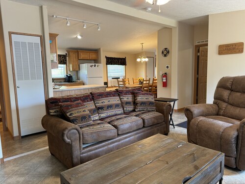 Matt's House - quiet country home, 3 bdrm, near ASV