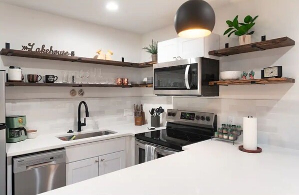 Fridge, microwave, oven, stovetop - Private In-Law Suite Walkable to Marina (Lakeway)