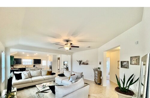 Amazing and Modern 4bedroom in SE Austin
