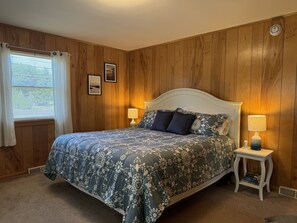 3 bedrooms, desk, iron/ironing board, travel cot